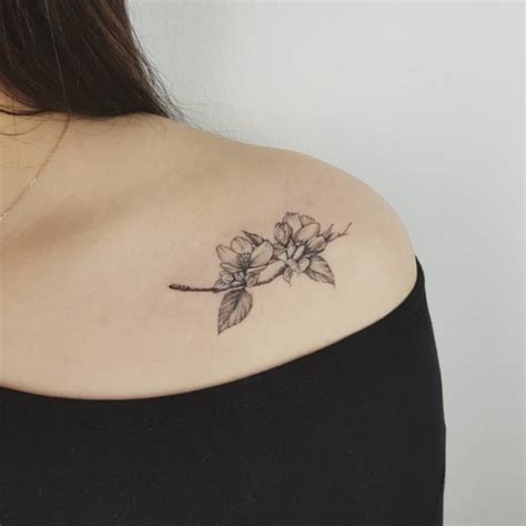 Tatuajes de Mujer en el Pecho: Significado, Diseños y tips